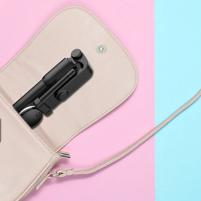 Selfie stick WR1YXS wystający z torebki